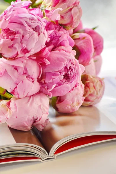 A beautiful bouquet of flowers on March 8. Women's day. — Stock Photo, Image