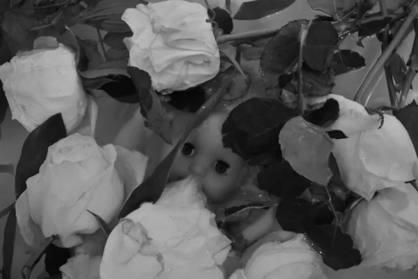 Las flores y la muñeca en el agua. Una infancia triste. El drama de rosas. Fotos artísticas con flores . —  Fotos de Stock