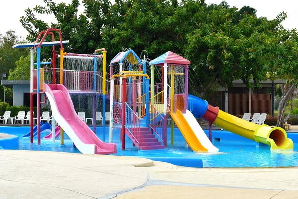 Цветная современная детская площадка. Аквапарк для детей — стоковое фото