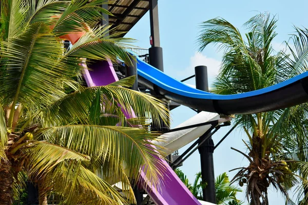 Speed slides at the water Park. Leisure and entertainment in the summer. — Stockfoto