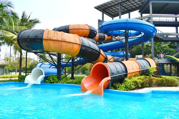 Los toboganes de velocidad en el parque acuático. Ocio y entretenimiento en verano . — Foto de Stock