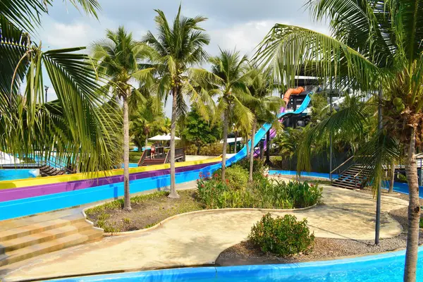 Speed slides at the water Park. Leisure and entertainment in the summer. — Stockfoto