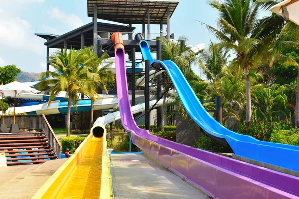 Los toboganes de velocidad en el parque acuático. Ocio y entretenimiento en verano . — Foto de Stock