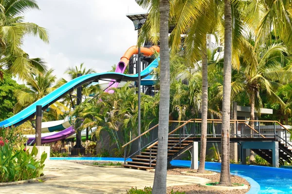 Los toboganes de velocidad en el parque acuático. Ocio y entretenimiento en verano . — Foto de Stock