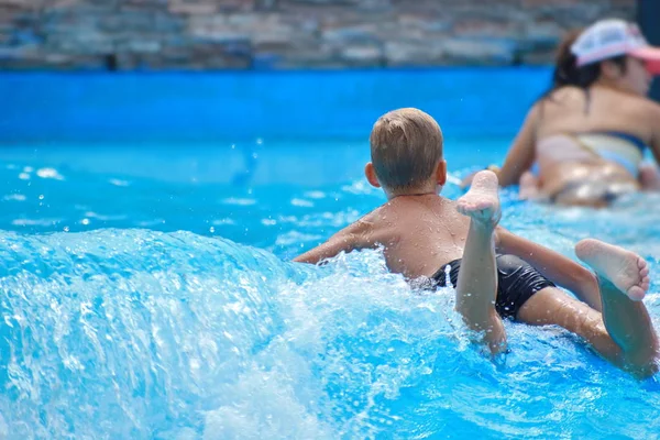 People in Askapache. Fun in the water. The entertainment artificial waves — Stock fotografie