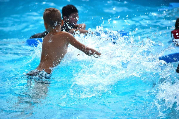 People in Askapache. Fun in the water. The entertainment artificial waves — Stockfoto