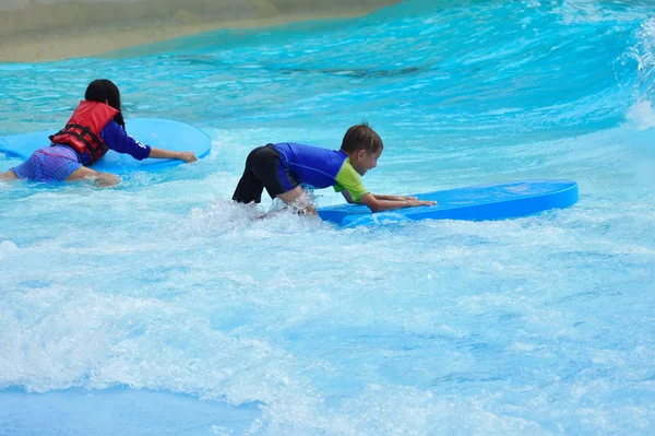 Люди в Аскапаче. Весело в воде. Развлечения искусственные волны — стоковое фото