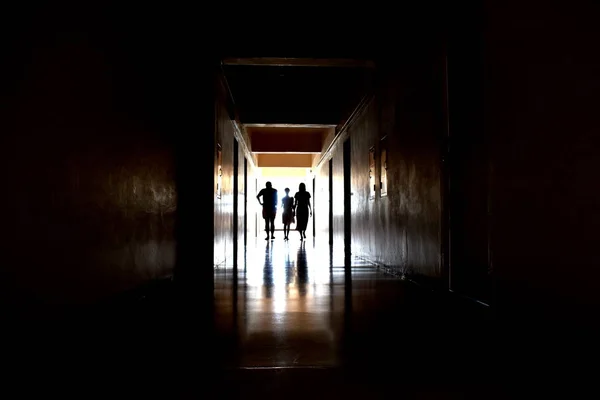 Fantasma ambulante. O espírito do homem no túnel. A luz no final do corredor . — Fotografia de Stock