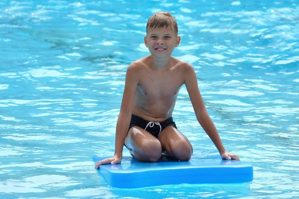 Baby boy on a water Board. Stay in the water Park in the summer. — Stock fotografie