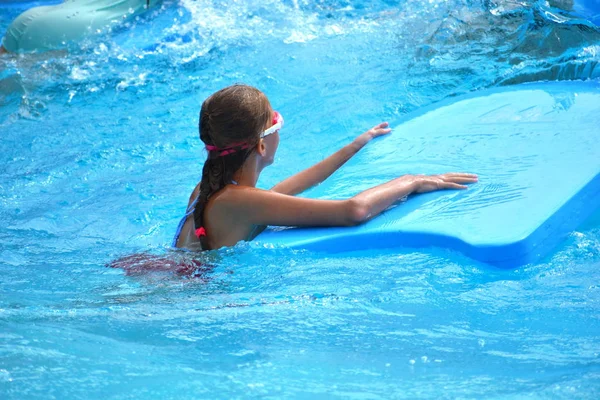 Вода скачет по тропикам. Девушка плавает в аквапарке . — стоковое фото