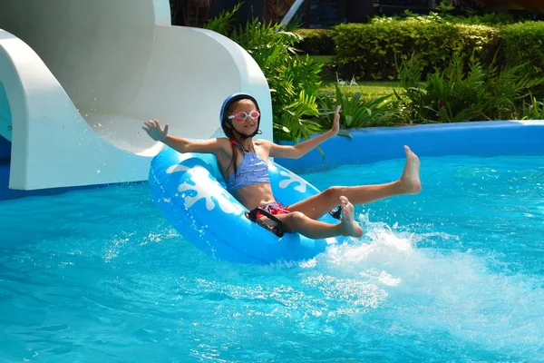 L'eau roule sous les tropiques. Fille nage dans le parc aquatique . — Photo