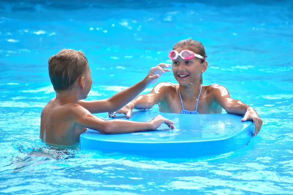 Brother and sister on vacation. Funny kids at the water Park. Friendly boy and girl. — Stockfoto