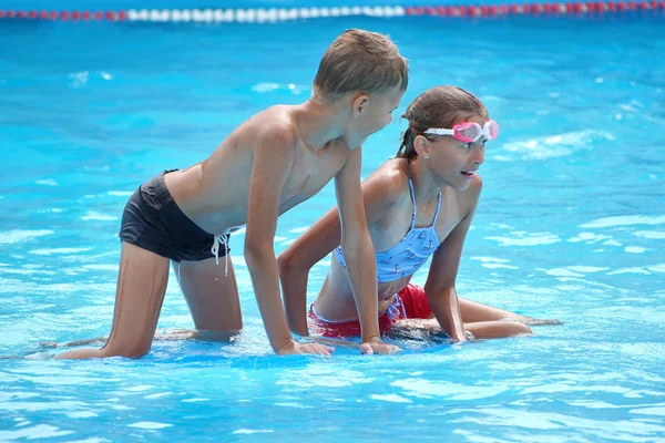 Irmão e irmã de férias. Miúdos engraçados no parque aquático. Amigável menino e menina . — Fotografia de Stock