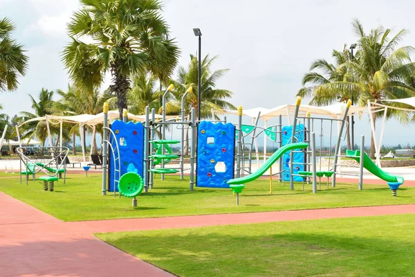 Parque infantil en los trópicos. Terreno deportivo moderno — Foto de Stock