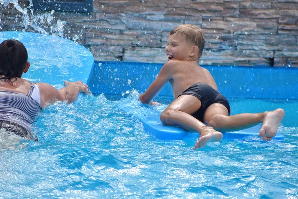 Kinder im Freibad. Lustige Kinder im Wasserpark. Frohe Sommerferien — Stockfoto