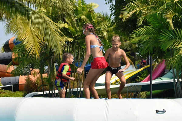 Дети в открытом бассейне. Забавные дети в аквапарке. Счастливого летнего отпуска — стоковое фото