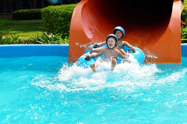 Dzieci w odkrytym basenie. Zabawne dzieciaki w parku wodnym. Wesołych wakacji — Zdjęcie stockowe