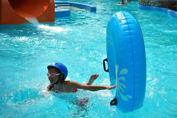 Happy child in the water Park. Girl in the pool in the summer autdoor. — Stock Photo, Image