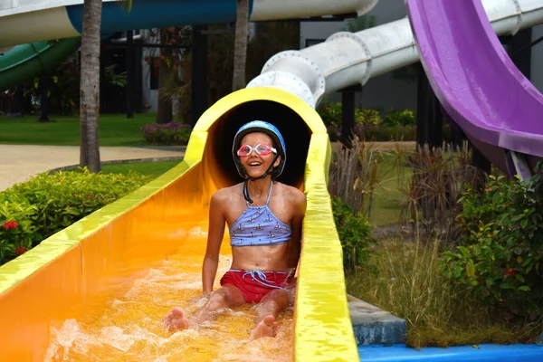 Happy child in the water Park. Girl in the pool in the summer autdoor. — Stockfoto