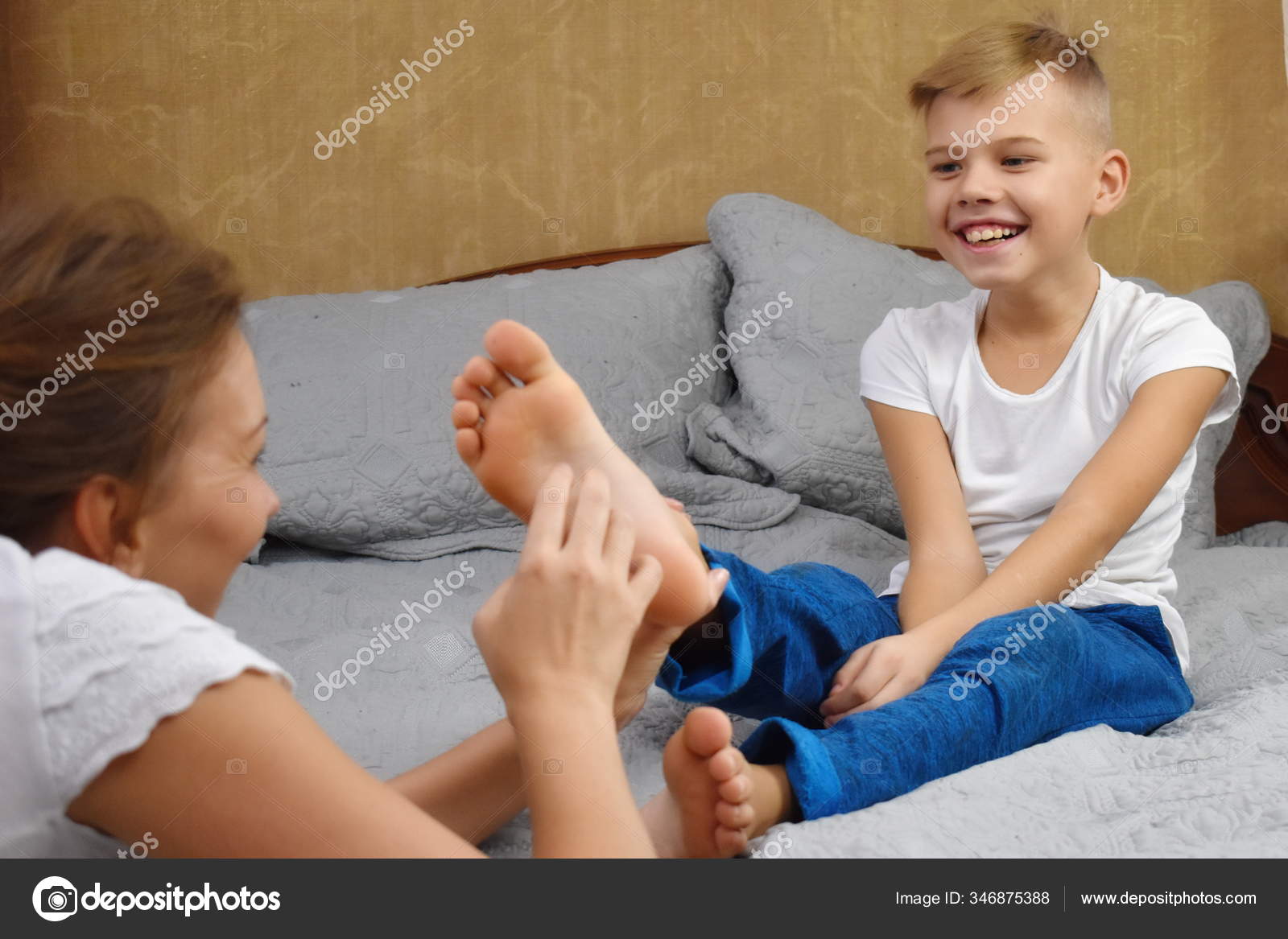 Щекотка на пятках ребенка. Пятки парней. Пятки девочек. Щекотка детей. Щекотка пяток.