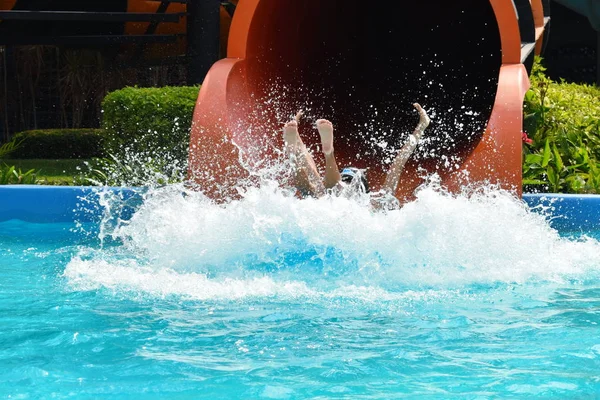 Fun descent with a water slide. Happy people in the Park — Stockfoto