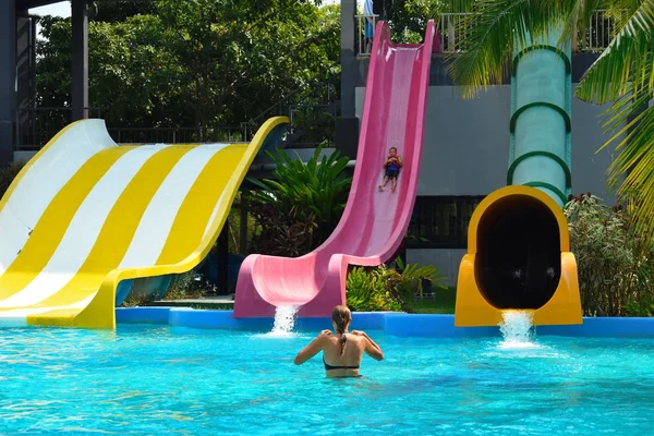 Fun descent with a water slide. Happy people in the Park — Stockfoto