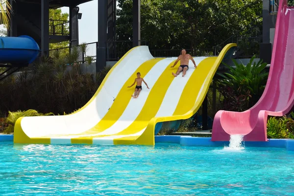 Father and son at the water Park. The slide in the Park. — Stock Photo, Image
