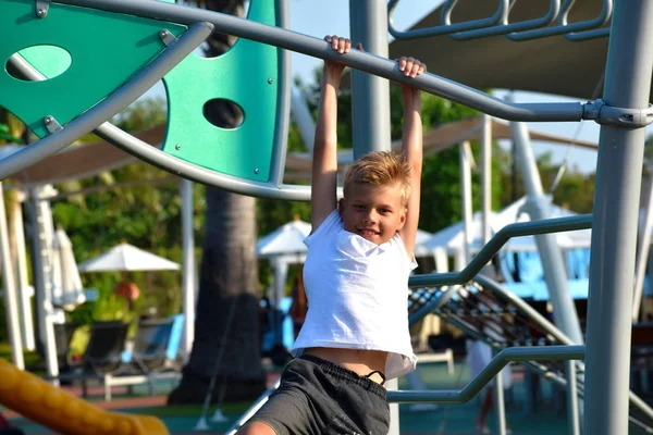 Anak di taman bermain. Olahraga dan anak laki-laki di musim panas. Olahraga liburan — Stok Foto