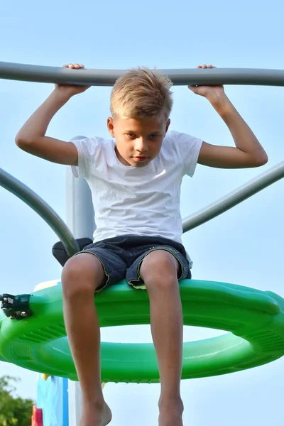 Niño en un patio de recreo. Deportes y el niño en el verano. Vacaciones deportivas — Foto de Stock