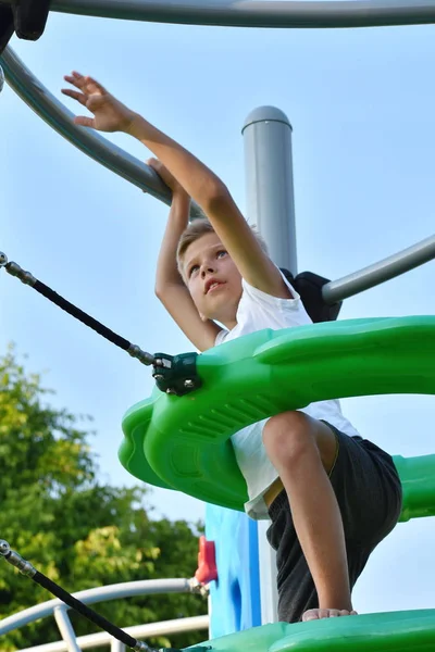 Niño en un patio de recreo. Deportes y el niño en el verano. Vacaciones deportivas — Foto de Stock