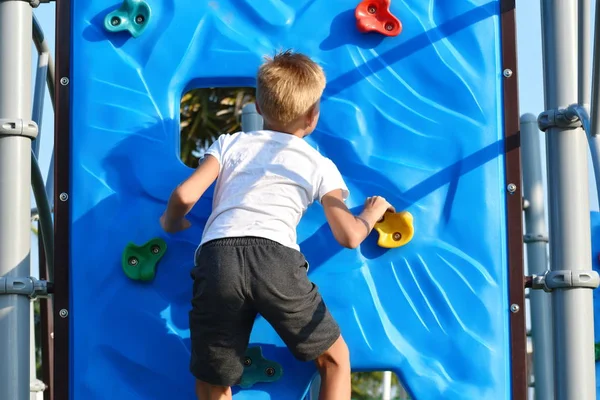 Niño en un patio de recreo. Deportes y el niño en el verano. Vacaciones deportivas — Foto de Stock