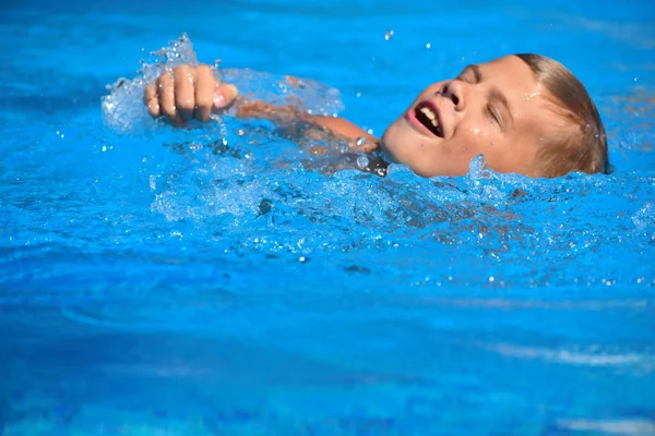 Child boy swimmer. The boy in the pool at the hotel. Sports holiday with children at the resort. — 图库照片