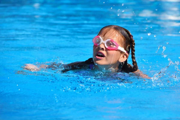 Flickflicka simmare i poolen. Idrott hälsosam sommarsemester med barnen. — Stockfoto