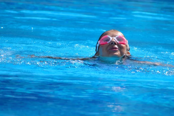 Niña nadadora en la piscina. Sporting vacaciones de verano saludables con los niños . —  Fotos de Stock