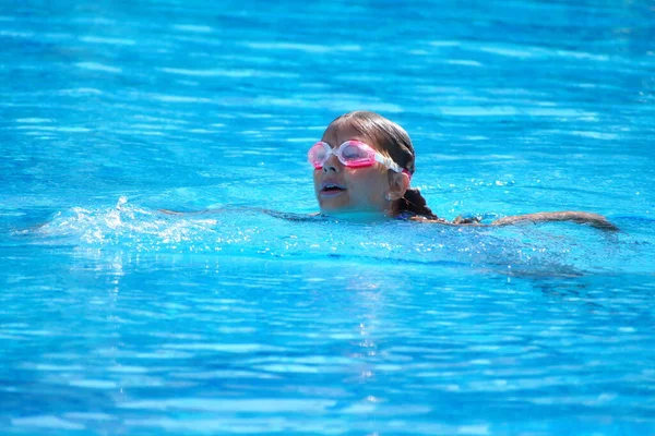 Gadis kecil perenang di kolam renang. Sporting liburan musim panas yang sehat dengan anak-anak . — Stok Foto