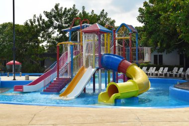 Modern çocuk parkı. Su kaydırağı su parkında..