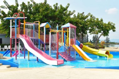 Modern çocuk parkı. Su kaydırağı su parkında..