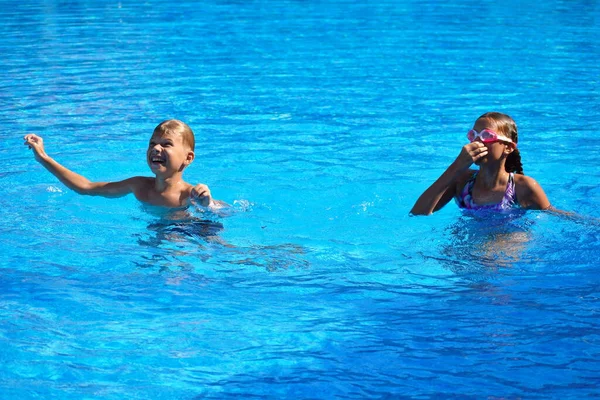 Діти розважаються у басейні. Щасливі дитячі свята — стокове фото