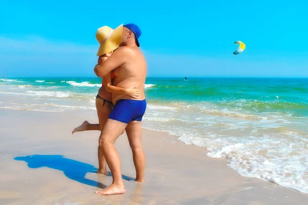 Una pareja enamorada del mar. La pareja feliz en el resort. Resort Citas . — Foto de Stock