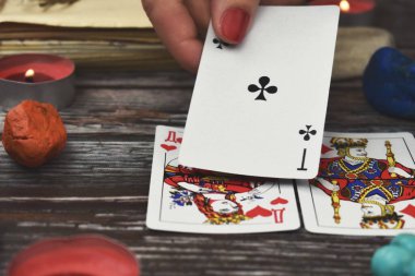 Avuç içi kehaneti. Sihir ve dolandırıcılık. Bir falcı kadın geleceği tahmin eder.