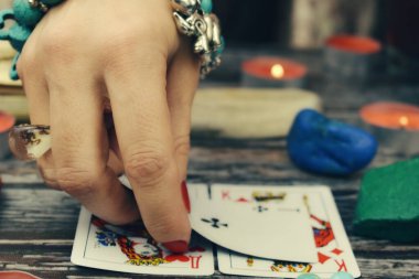 Tarot kartları masada. Bir falcı kadın geleceği tahmin eder..