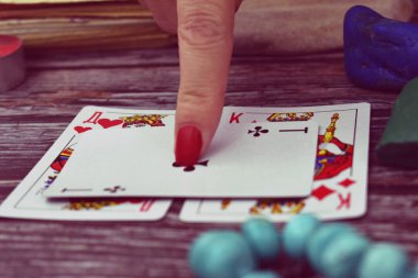 Tarot kartları masada. Bir falcı kadın geleceği tahmin eder..