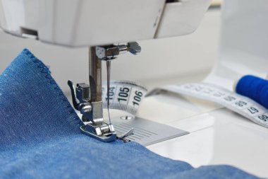 Dikiş makinesine dikiş dikiyorum. Dikiş.