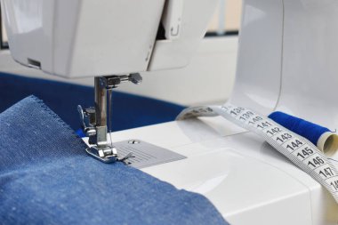 Dikiş makinesine dikiş dikiyorum. Dikiş.