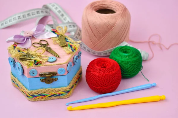 Hilos e hilos. Tejer para el alma. Artesanía para mujeres — Foto de Stock