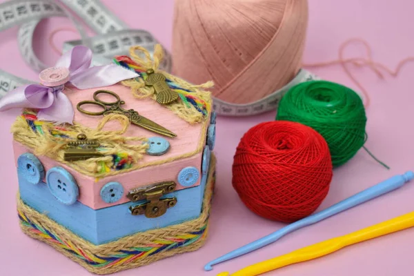 糸と糸だ。魂のために編み物を。女性用工芸品 — ストック写真