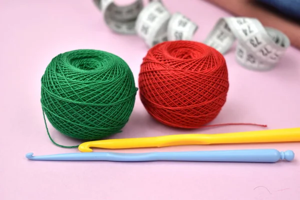 糸と糸だ。魂のために編み物を。女性用工芸品 — ストック写真