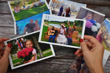 Elinde fotoğraf tutan bir kadın. Aile fotoğrafları ayarlanıyor. Aile fotoğrafı albümünü izle.