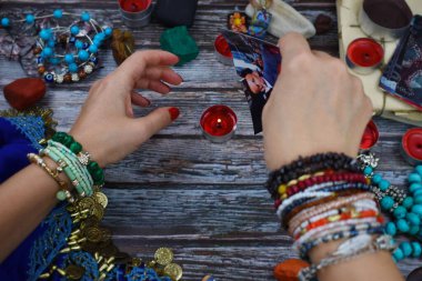 Kötü cadı sihirli bir ayin yapıyor. Fotoğraflardaki büyüler. Sihirli okült eylem.