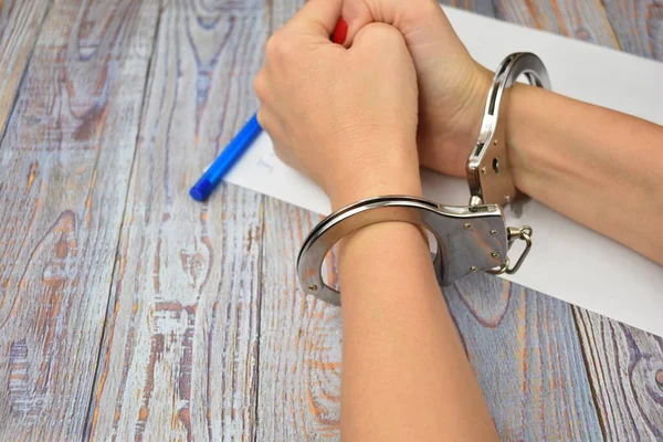 Woman handcuffed arrested. The woman offender is awaiting a verdict. The interrogation of the investigator. — Stockfoto